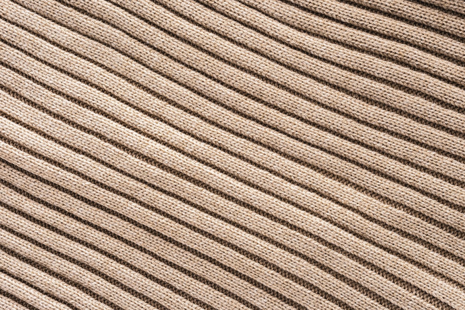 Velours-Sofa mit sichtbaren Tierhaaren
